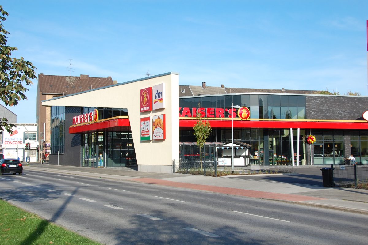 Moderner Supermarkt mit Kaiser’s-Logo, dm-Drogerie und Glasfassade an Hauptstraße.