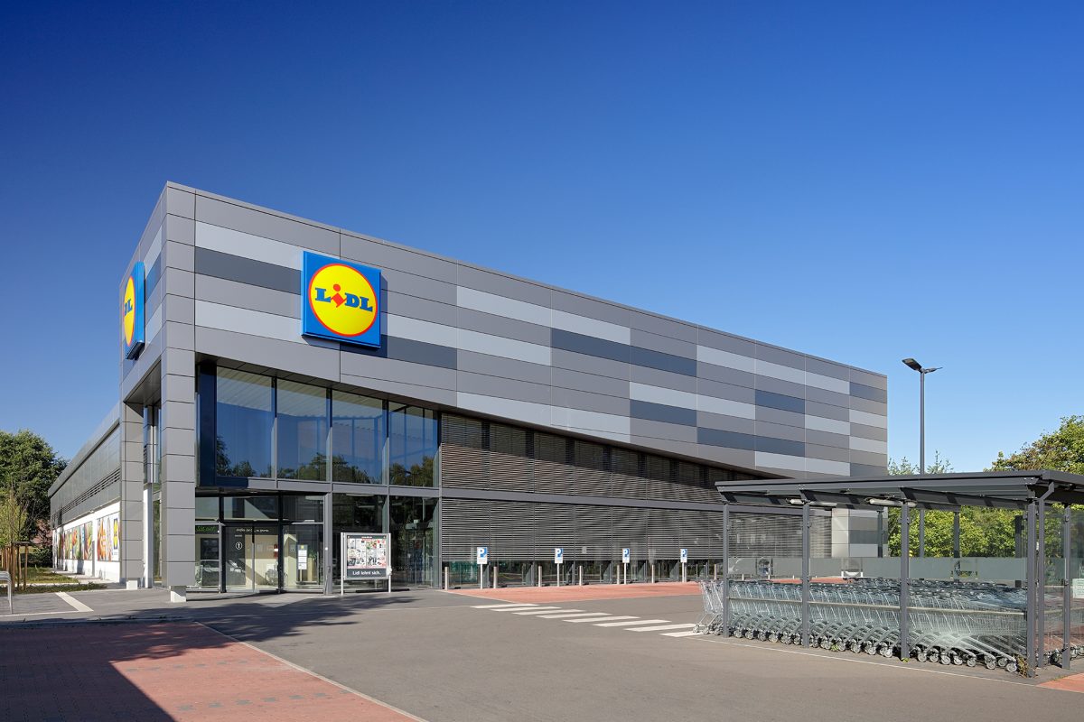 Moderner LIDL-Markt mit dunkler Fassadengestaltung und großem Eingangsbereich.