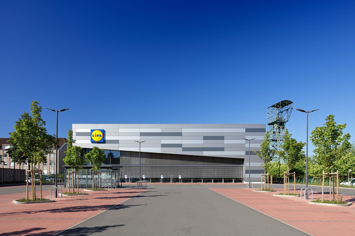 Frontalansicht eines modernen LIDL-Marktes mit grauer Fassade und großem Parkplatz.
