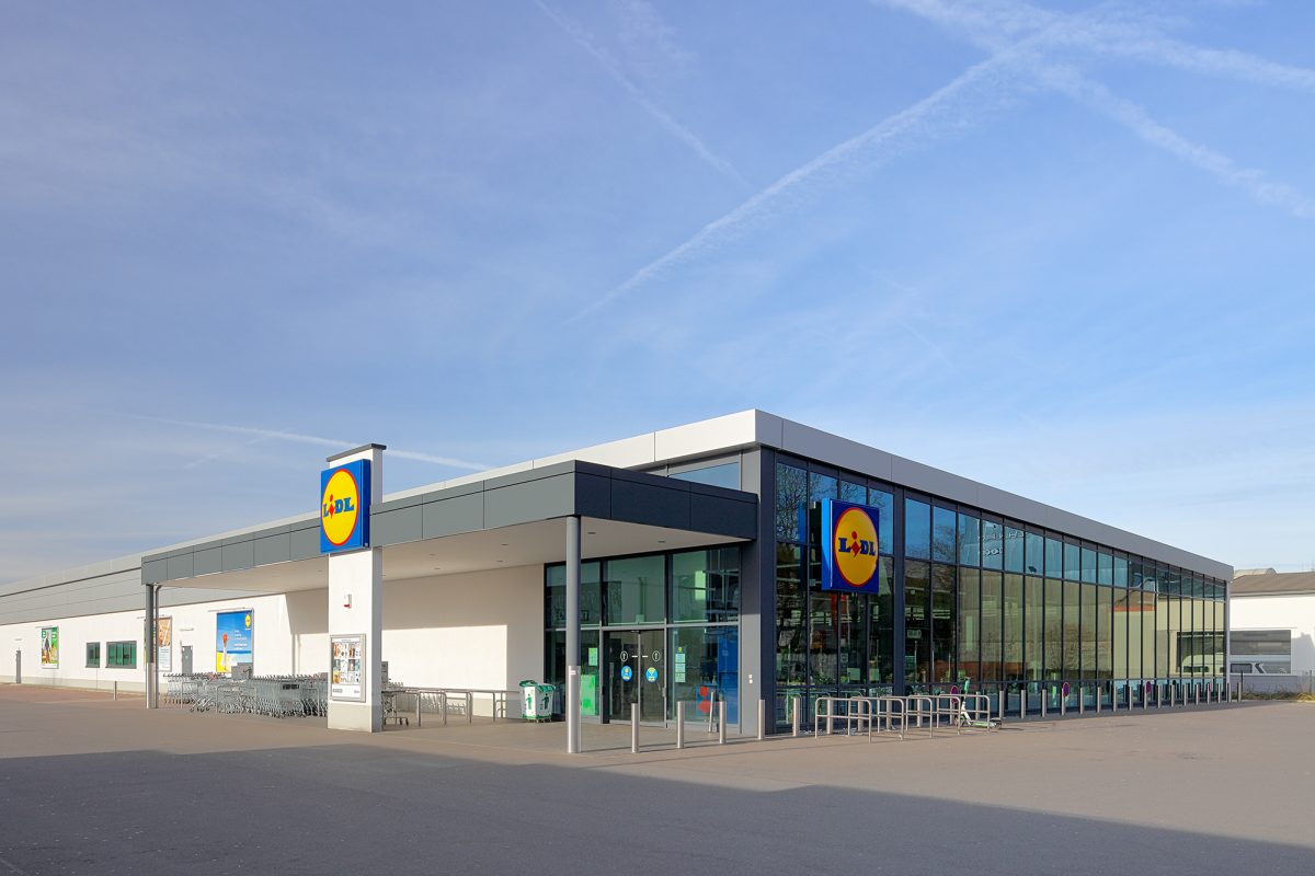 Lidl-Markt mit Glasfassade, Flachdach und überdachtem Eingang