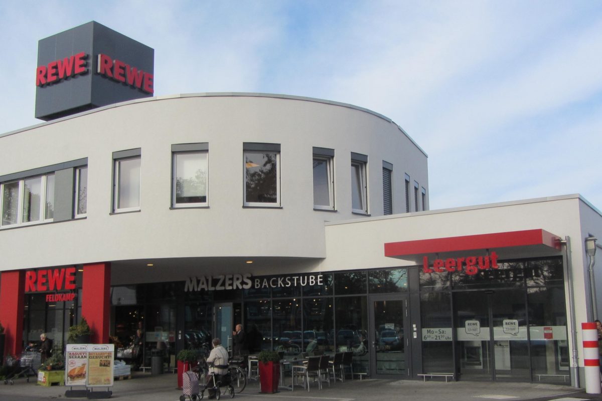 Einkaufszentrum mit REWE-Markt und Malzers Backstube im Erdgeschoss.