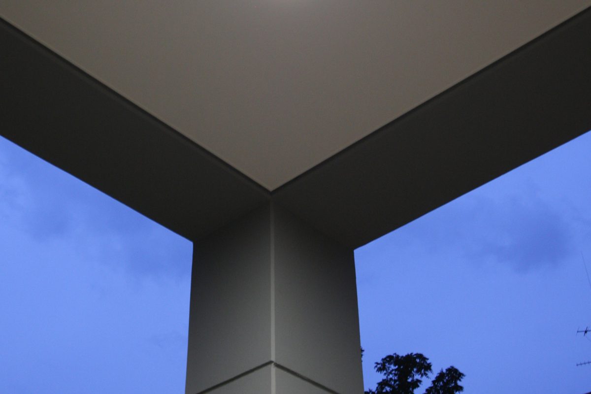 Detail Untersicht Torpassage in der Abenddämmerung.