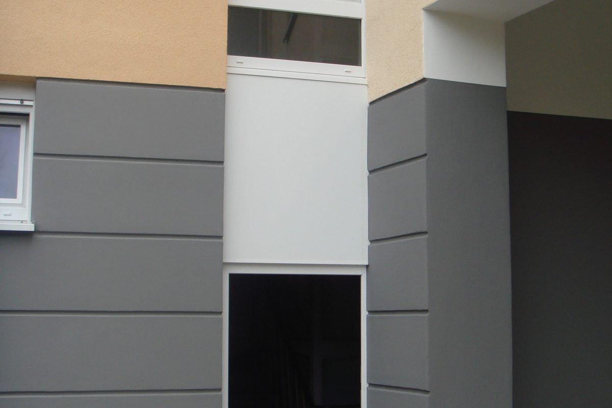 Detail Erdgeschossfassade und modernem Fassadenanstrich.