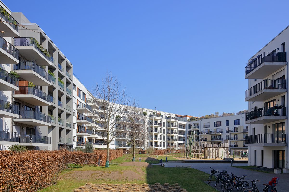 Moderne Wohnanlage mit Balkonen und klarer, geometrischer Fassade