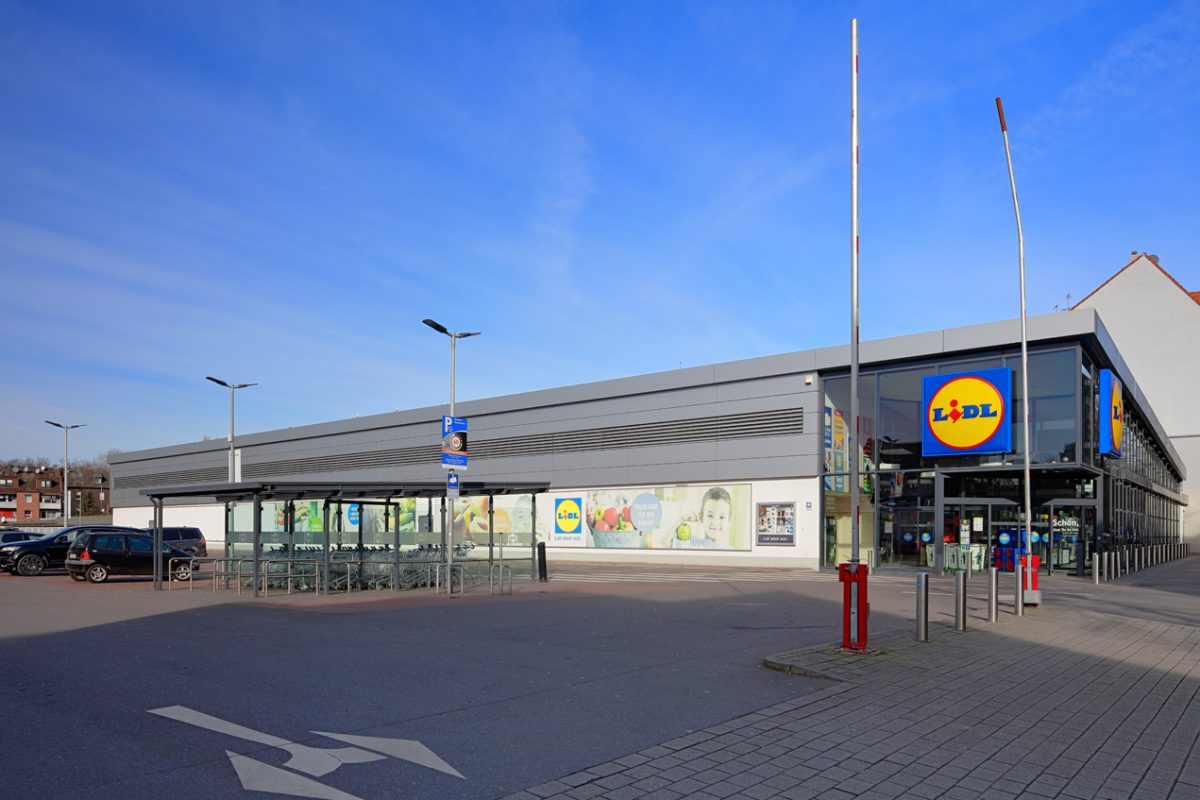 LIDL-Supermarkt mit großem Vorplatz und Einkaufswagenüberdachung.