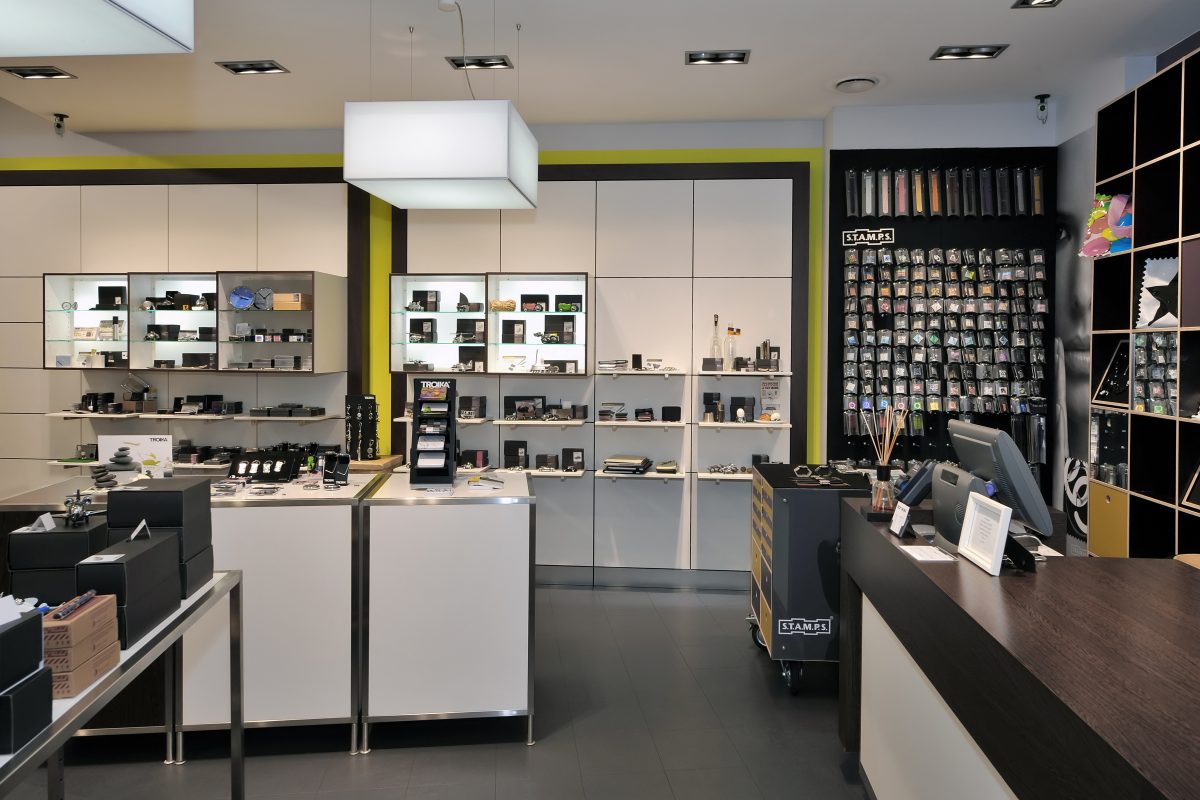 Modernes Ladengeschäft mit hellen Vitrinen und zentralen Verkaufstischen.