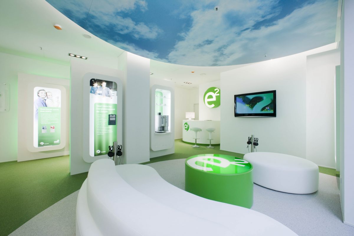 Loungebereich der Energieberatung mit Himmeldecke und Infowänden
