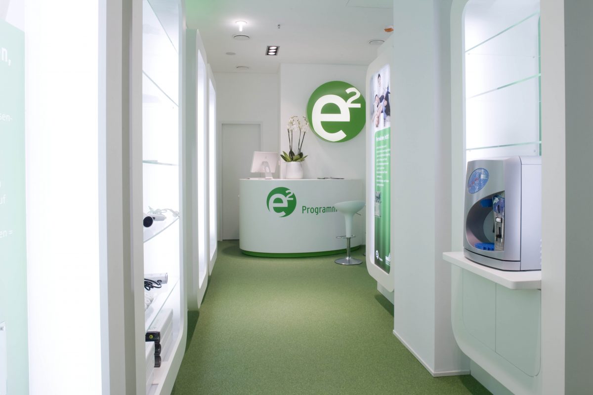 Heller Innenraum mit grünem Teppich und Empfangstresen der Energieberatung