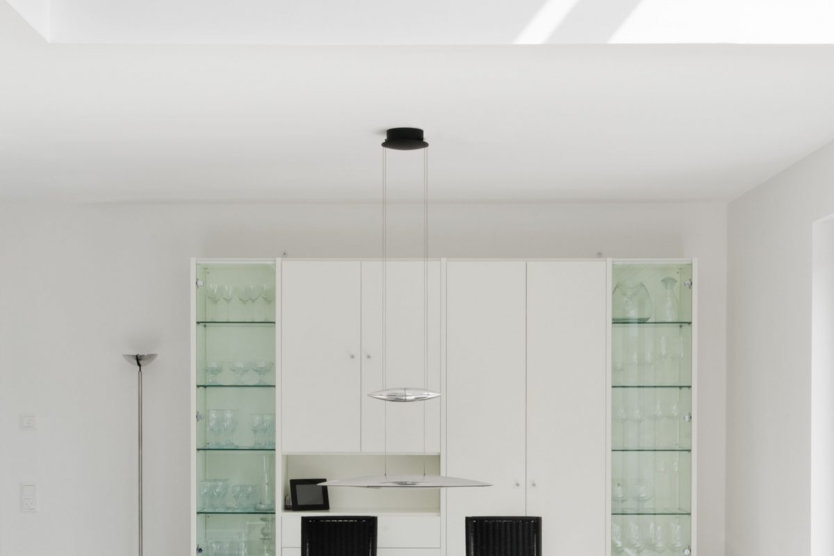 Moderner Essbereich mit Glastisch und schwarzen Stühlen.