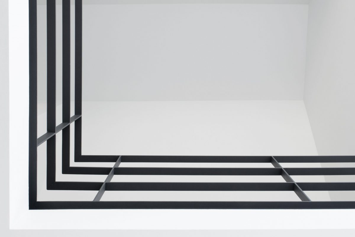 Detailaufnahme eines modernen Treppengeländers mit schwarzem Metallrahmen