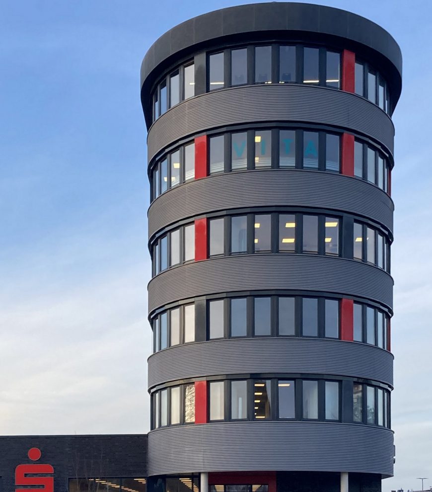 Fertiggestelltes Bürogebäude von der Straße aus betrachtete Kopfseite