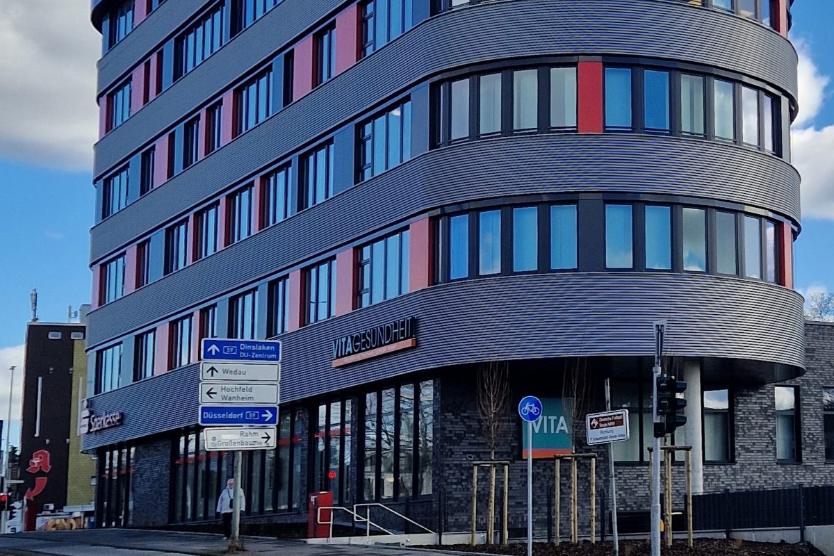 Fertiggestelltes Bürogebäude von der Straße aus betrachtet