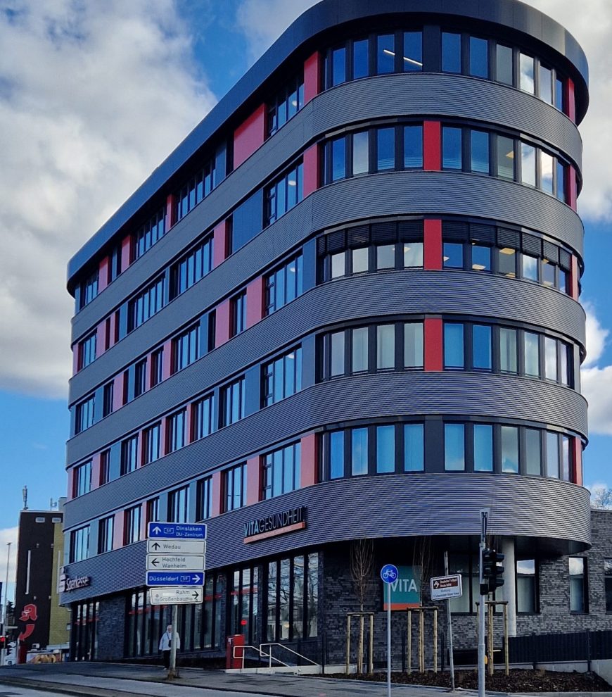 Fertiggestelltes Bürogebäude von der Straße aus betrachtet