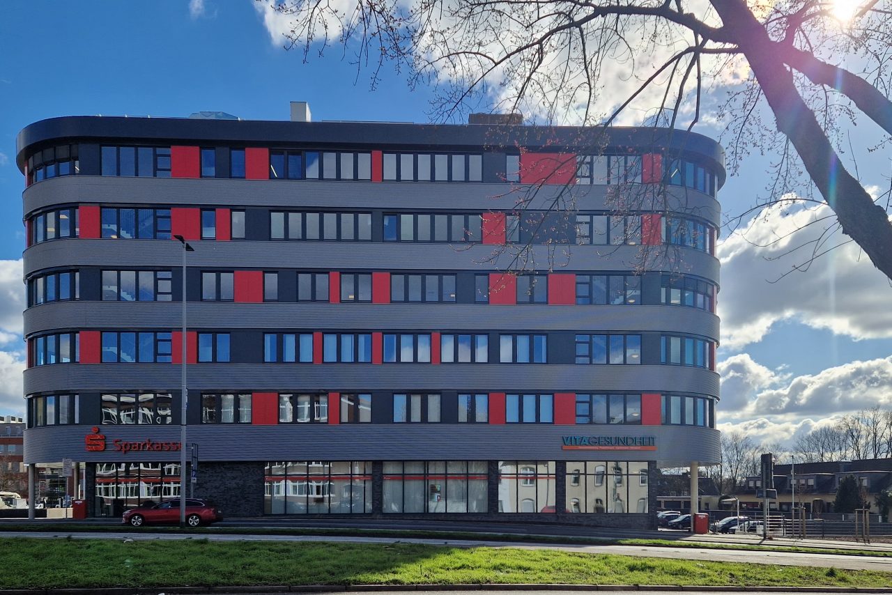 Fertiggestelltes Bürogebäude von der Straße aus betrachtet