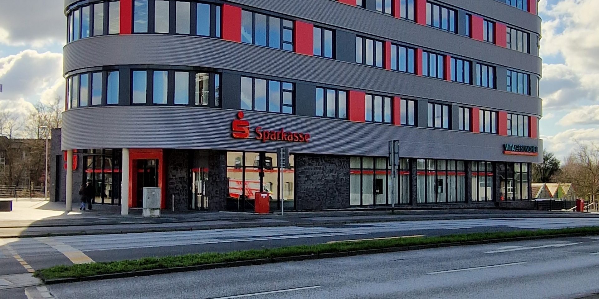 Fertiggestelltes Bürogebäude von der Straße aus betrachtet