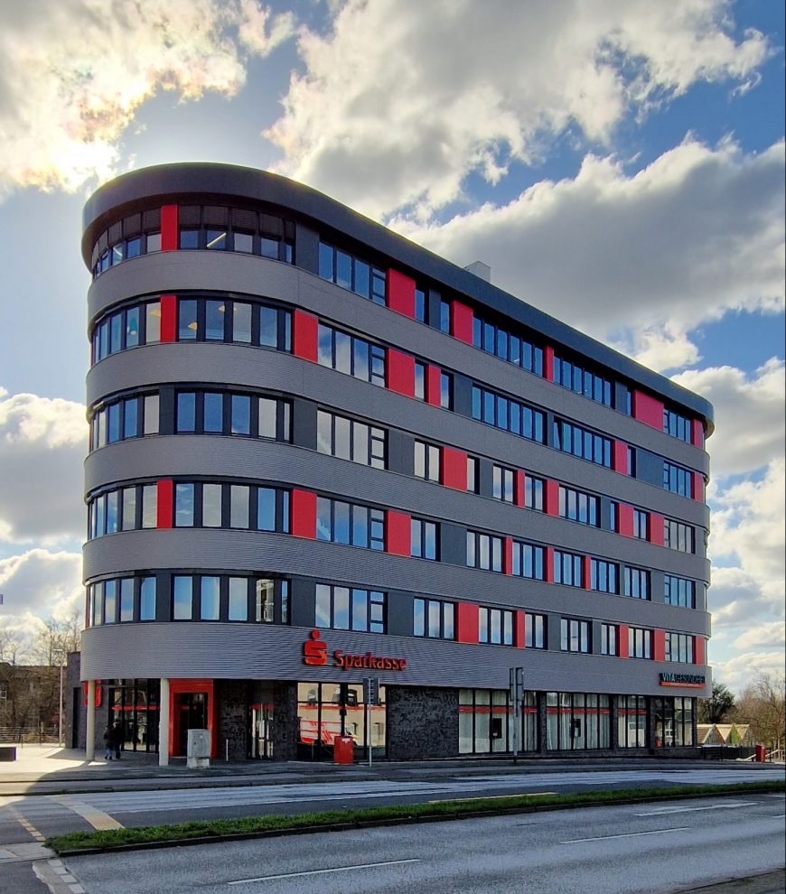 Fertiggestelltes Bürogebäude von der Straße aus betrachtet