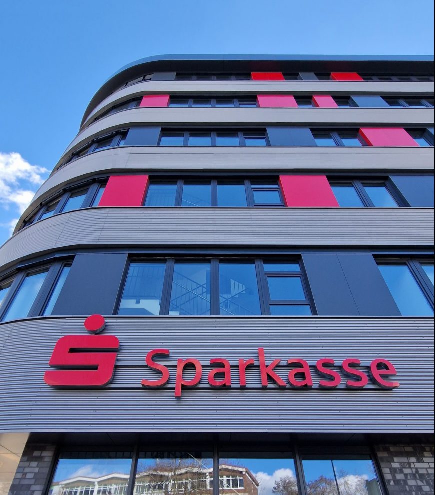 Fertiggestelltes Bürogebäude von der Straße aus betrachtet als Froschperspektive.